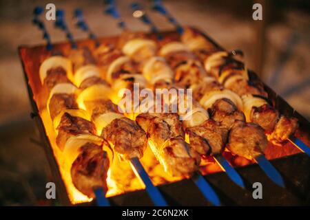 pezzi di carne sono amici sul fuoco su spiedini sulla griglia. primo piano Foto Stock