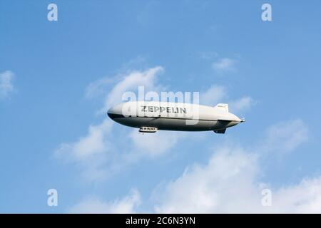 Lago di Costanza, Germania - 22 maggio 2010:: Nave, zeppelin volare nel cielo blu con le nuvole bianche. I velieri Zepplin offrono spesso un passaporto turistico Foto Stock