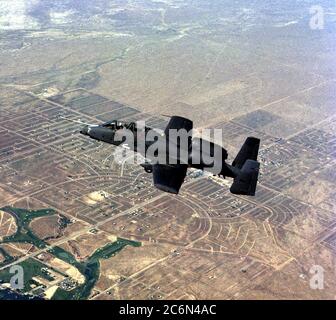 1979 - aria-aria - Vista laterale sinistra di un'A-10 Thunderbolt II aeromobili durante un due-sede di valutazione. Foto Stock