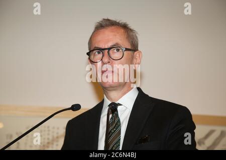 Il Direttore AGNSW, Dr Michael Brand, annuncia i vincitori del premio per il ritratto Young Archie 2014 alla Galleria d'Arte del nuovo Galles del Sud. Foto Stock