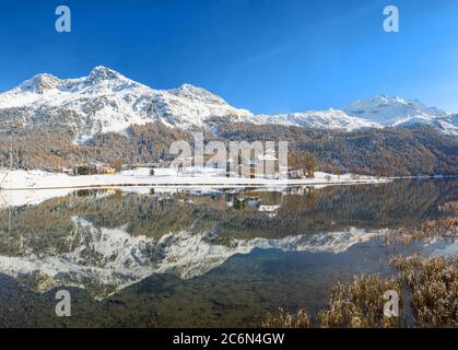 Lago di Silaplana con riflessione a St. Moritz, Svizzera nella stagione invernale Foto Stock