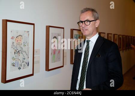 Il Direttore AGNSW, Dr Michael Brand, accanto ad alcune delle iscrizioni al premio per ritratti Young Archie 2014 alla Galleria d'Arte del nuovo Galles del Sud. Foto Stock