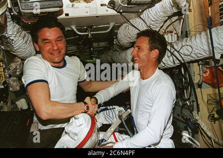 (12-22 gennaio 1997) --- uno dei suoi primi atti come ricercatore ospite cosmonaut per Mir-22 vede Jerry M. Lintenger (a destra) controllare la sua tuta spaziale orlan sul modulo di blocco base della stazione spaziale Mir della Russia. Il cosmonauta Valeri G. Korzun, comandante della missione Mir-22, e il secondo di quattro comandanti Linenger condividerà il tempo nello spazio a bordo dello Space Shuttle Atlantis e Mir, si congratula con la recente aggiunta all'equipaggio. Foto Stock