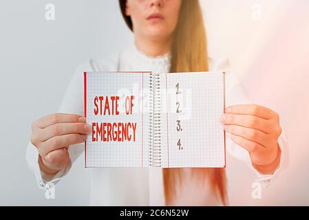 Stato di emergenza scrittura testo Word. Foto di business che mostra riconoscere una condizione estrema che colpisce a livello nazionale modello che mostra diff Foto Stock
