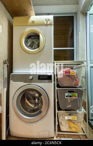 Lavanderia per lavaggio smistata in gruppo di colori di tessuto in cestello Foto Stock
