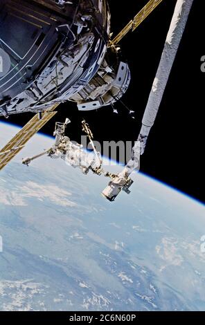 (30 maggio 1999) --- l'astronauta Tamara E. Jernigan, specialista di missione, è retrocesso sul Mar Egeo mentre si occupa della gru americana che ha contribuito ad installare sulla Stazione spaziale Internazionale (ISS) durante la passeggiata spaziale del 30 maggio. I piedi di Jernigan sono ancorati a un sistema di ritenuta mobile per i piedi collegato al sistema di manipolazione remota (RMS) costruito in Canada da Space Shuttle Discovery. Foto Stock