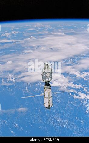 (3 giugno 1999) --- Backdroped contro le nuvole bianche e le acque blu dell'oceano, la Stazione spaziale Internazionale (ISS) si allontana dalla scoperta dello Space Shuttle. Il nodo Unity costruito negli Stati Uniti (a sinistra) e il modulo Zarya o FGB costruito in Russia (con i pannelli a matrice solare installati) sono stati Uniti durante una missione del dicembre 1998. Foto Stock