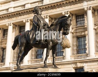 Adrian Jones statua del Principe Giorgio, II duca di Cambridge (1819-1904) a Whitehall, Londra, Regno Unito Foto Stock