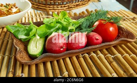 Il piatto laterale Sabzi khordan in cucina iraniana, curda, azerbaigiana e armena, che può essere servita con qualsiasi pasto, consisteva di qualsiasi combinazione di A. Foto Stock