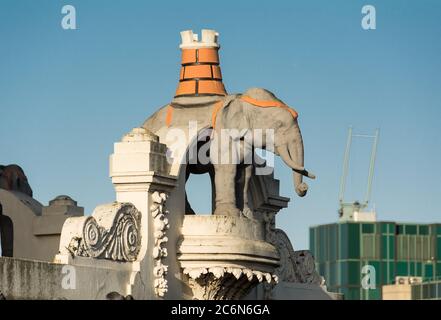 La statua dell'Elefante e del Castello in cima al quartier generale della rivista Big Issue, Vauxhall Station, Lambeth, South London, UK Foto Stock