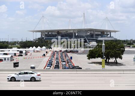 Miami Beach, Florida, Stati Uniti. 10 luglio 2020. Le vetture aspettano in fila al Coronavirus (COVID-19) che guida il sito di test istituito al Miami Beach Convention Center come Florida shatters record con oltre 11.000 nuovi casi COVID-19 in un solo giorno il 10 luglio 2020 a Miami Beach, Florida. Credit: Mpi04/Media Punch/Alamy Live News Foto Stock