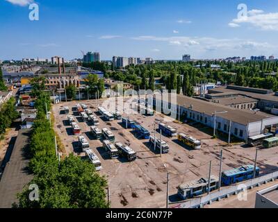 Filobus nel parcheggio al deposito, vista aerea. Foto Stock