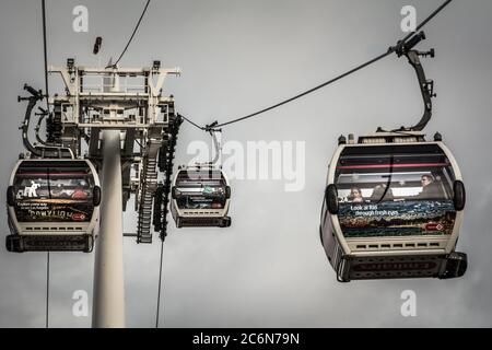 Persone in una funivia Emirates Airline che attraversa il Tamigi Foto Stock