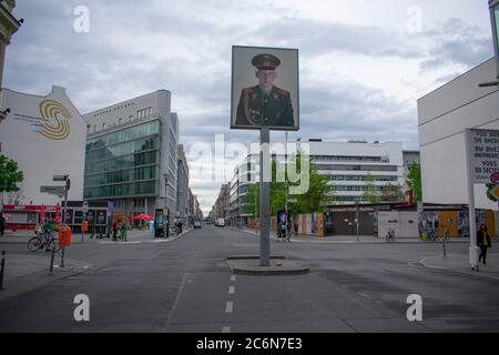 Checkpoint Charlie vuoto 1 maggio 2020 a causa della pandemia di Coronavirus Berlino Foto Stock