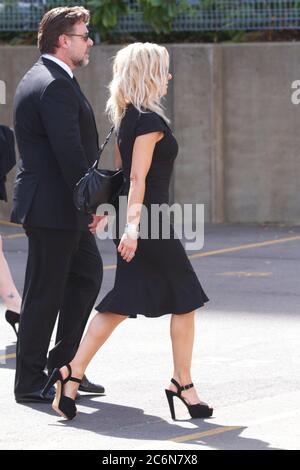 Russell Crowe e la moglie Danielle Spencer arrivano per i funerali del padre di Nicole, il dottor Antony Kidman, tenuto nella chiesa di San Francesco Saverio. Foto Stock