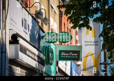 Negozi su High Street North, East Ham, Londra Foto Stock