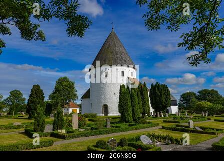 Olsker, Danimarca. 03 luglio 2020. La chiesa di St. Ols è una delle quattro chiese rotonde dell'isola danese del Mar Baltico. L'isola di Bornholm è - insieme all'arcipelago offshore di Ertholmene - l'isola più orientale della Danimarca. Grazie alla sua posizione, l'isola di Bornholm conta molte ore di sole. Credit: Patrick Pleul/dpa-Zentralbild/ZB/dpa/Alamy Live News Foto Stock