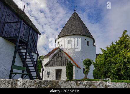 Olsker, Danimarca. 03 luglio 2020. La chiesa di St. Ols è una delle quattro chiese rotonde dell'isola danese del Mar Baltico. L'isola di Bornholm è - insieme all'arcipelago offshore di Ertholmene - l'isola più orientale della Danimarca. Grazie alla sua posizione, l'isola di Bornholm conta molte ore di sole. Credit: Patrick Pleul/dpa-Zentralbild/ZB/dpa/Alamy Live News Foto Stock