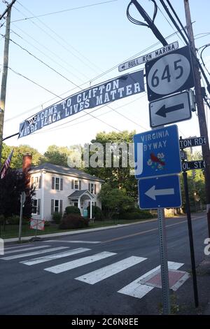 Clifton, Virginia, Stati Uniti. 10 luglio 2020. La piccola cittadina della Virginia del Nord di Clifton mostra un banner Black Lives Matter su Main Street. La città prevalentemente bianca con fattorie di cavalli da milioni di dollari che circondano la zona sta ora guadagnando l'attenzione nazionale dopo Ginni Thomas, moglie della Corte Suprema di giustizia Clarence Thomas vuole eliminarla. 10 luglio 2020 a Clifton, Virginia. Credit: Mpi34/Media Punch/Alamy Live News Foto Stock