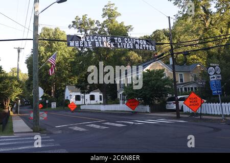 Clifton, Virginia, Stati Uniti. 10 luglio 2020. La piccola cittadina della Virginia del Nord di Clifton mostra un banner Black Lives Matter su Main Street. La città prevalentemente bianca con fattorie di cavalli da milioni di dollari che circondano la zona sta ora guadagnando l'attenzione nazionale dopo Ginni Thomas, moglie della Corte Suprema di giustizia Clarence Thomas vuole eliminarla. 10 luglio 2020 a Clifton, Virginia. Credit: Mpi34/Media Punch/Alamy Live News Foto Stock