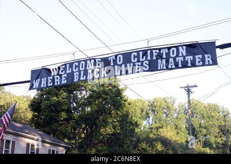 Clifton, Virginia, Stati Uniti. 10 luglio 2020. La piccola cittadina della Virginia del Nord di Clifton mostra un banner Black Lives Matter su Main Street. La città prevalentemente bianca con fattorie di cavalli da milioni di dollari che circondano la zona sta ora guadagnando l'attenzione nazionale dopo Ginni Thomas, moglie della Corte Suprema di giustizia Clarence Thomas vuole eliminarla. 10 luglio 2020 a Clifton, Virginia. Credit: Mpi34/Media Punch/Alamy Live News Foto Stock