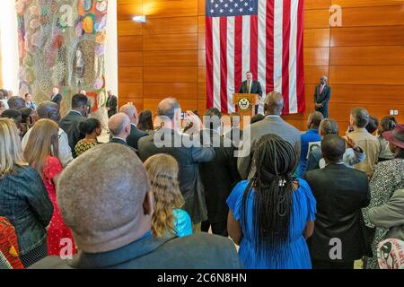 Visita del Segretario di Stato Mike Pompeo in Senegal - il Segretario di Stato americano Michael R. Pompeo parla con il personale e le famiglie dell'Ambasciata degli Stati Uniti Dakar a Dakar, Senegal, il 16 febbraio 2020 Foto Stock