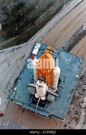 STS-82 ROLL-OUT VIEW --- dopo aver lasciato il Vehicle Assembly Building (VAB), la Space Shuttle Discovery si muove lentamente - circa un miglio all'ora - lungo il Kennedy Space Center (KSC) Crawlerway verso il Launch Pad 39A in preparazione della missione STS-82. Lo Shuttle si trova su una piattaforma di lancio mobile e l'intero assemblaggio viene trasportato da un grande veicolo cingolato chiamato Crawler Transporter. Foto Stock