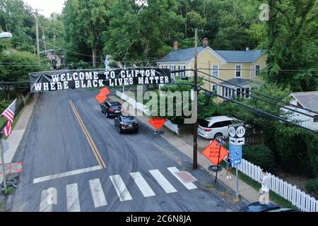 Clifton, Virginia, Stati Uniti. 10 luglio 2020. La piccola cittadina della Virginia del Nord di Clifton mostra un banner Black Lives Matter su Main Street. La città prevalentemente bianca con fattorie di cavalli da milioni di dollari che circondano la zona sta ora guadagnando l'attenzione nazionale dopo Ginni Thomas, moglie della Corte Suprema di giustizia Clarence Thomas vuole eliminarla. 10 luglio 2020 a Clifton, Virginia. Credit: Mpi34/Media Punch/Alamy Live News Foto Stock