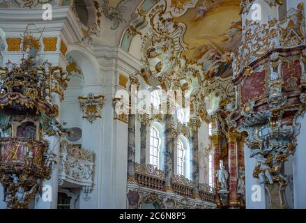 Wies, Germania - 25 luglio 2018: Lander bavarese, affreschi e decorazioni d'oro nell'interno della chiesa del pellegrinaggio del Salvatore flagellato Foto Stock