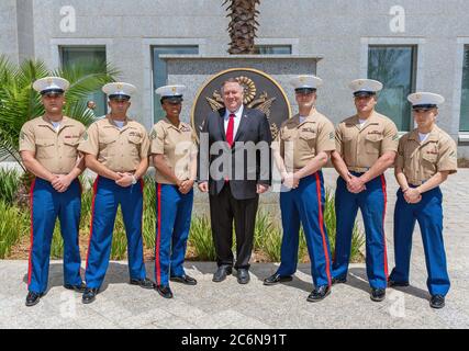 Il Segretario di Stato americano Mike Pompeo incontra le guardie di sicurezza marine all'Ambasciata degli Stati Uniti Addis Abeba e la Missione degli Stati Uniti nell'Unione Africana ad Addis Abeba il 18 febbraio 2020 Foto Stock