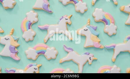 Unicorn biscotti di zucchero decorata con glassa reale e il cibo di glitter. Foto Stock