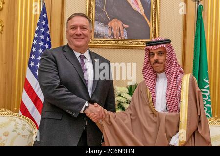 Il Segretario di Stato Mike Pompeo in visita in Arabia Saudita - incontro del Segretario di Stato Michael R. Pompeo con il Ministro degli Esteri Faisal bin Farhan a Riyadh, ca. Febbraio 2020 Foto Stock