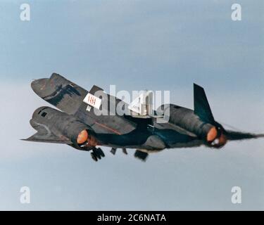 Questa fotografia mostra il pod LASRE sulla fusoliera posteriore superiore di un aeromobile SR-71 durante il decollo del primo volo per sperimentare un test del flusso freddo in volo. Il volo è avvenuto il 4 marzo 1998. Foto Stock