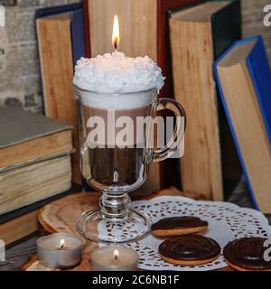 Candela fatta a mano sotto forma di Irish Coffee Cup con caffè e schiuma bianca cremosa Foto Stock