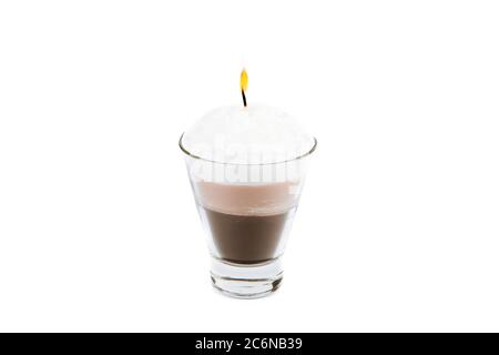 Candela fatta a mano sotto forma di Irish Coffee Cup con caffè e schiuma bianca cremosa Foto Stock