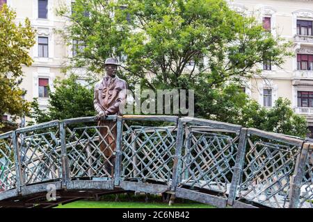 Budapest, Ungheria - Settembre 2019: Statua del politico Imre Nagy in piazza Jaszai Mari. Imre Nagy era un primo ministro e un eroe in rivolta anti-sovietica Foto Stock