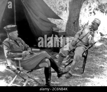 Il Colonnello Dwight Eisenhower, capo di stato maggiore del corpo militare IX, discute le operazioni con il Lt. James Bradley, 4° capo di stato maggiore dell'esercito, alla riserva militare di Hunter Liggett il 10 giugno 1941. Foto Stock