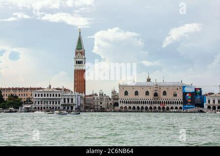 Venezia - 01 agosto 2011: Vista dalla cima di Venezia, Piazza San Marco e la laguna Foto Stock