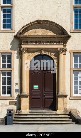 LUSSEMBURGO, Lussemburgo - 18 APRILE 2019: Portale d'ingresso alla Biblioteca Nazionale del Lussemburgo - formato verticale Foto Stock