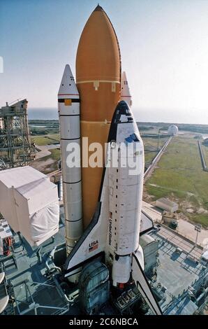 KENNEDY SPACE CENTER, Fla. -- lo Space Shuttle Atlantis arriva al Launch Pad 39A, la destinazione del suo viaggio dal Vehicle Assembly Building, per i preparativi finali per il liftoff della missione STS-84. Atlantis e il suo equipaggio di sette persone sono destinati a un lancio di maggio 15. STS-84 sarà il sesto attracco dello Shuttle con la Stazione spaziale russa Mir come parte della fase 1 del programma della Stazione spaziale Internazionale Foto Stock