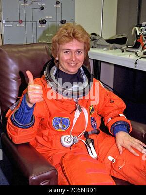 STS-84 Mission Specialist Elena V. Kondakova dà un "pollice in su" mentre dons il suo vestito di lancio e di entrata durante i preparativi finali del prelaunch nell'edificio delle operazioni e della cassa. Kondakova è un cosmonaut dell'Agenzia spaziale russa. Questo è il suo secondo viaggio nello spazio, ma il suo primo sulla navetta spaziale. Ha trascorso 169 giorni nello spazio come ingegnere di volo della 17 missione principale sulla Stazione spaziale russa Mir dal 4 ottobre 1994 al 9 marzo 1995. STS-84 a bordo di Atlantis sarà il sesto attracco dello Space Shuttle con il Mir Foto Stock