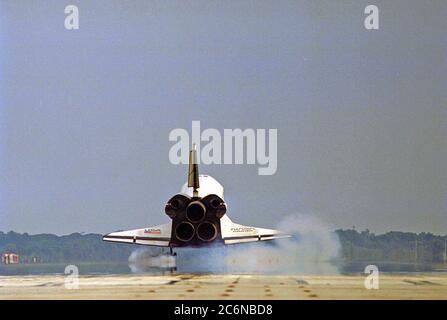 L'orbitante Atlantis dello Space Shuttle si trova sulla pista 33 del KSC Shuttle Landing Facility, per terminare la missione STS-84 di nove giorni. La riduzione della marcia principale è stata alle 9:27:44 EDT del 24 maggio 1997. La prima opportunità di atterraggio è stata sventata a causa della bassa copertura della nuvola. Foto Stock