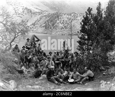 ERICH von STOHEIM sua moglie VALERIE GERMONPREZ attori e la troupe del film in location set pausa pranzo candida Monte Whitney California durante le riprese della LUNA DI MIELE (rilasciato fuori dagli Stati Uniti nel 1930) Seconda parte DEL MATRIMONIO MARZO 1928 regista ERICH von STROHEIM scrittori Harry Carr e Erich von Stroheim Silent film con spartito musicale ed effetti sonori Paramount Famous Lasky Corporation Foto Stock