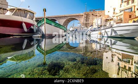 Marsiglia, Francia, la Corniche. Vista sulla valle Auffes. Foto Stock