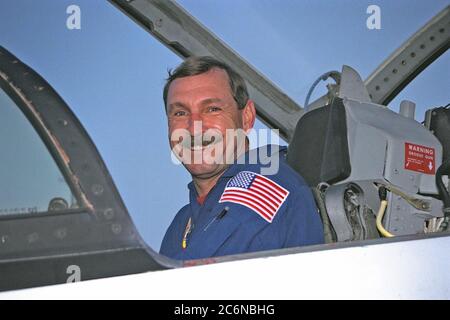 Il comandante della missione STS-85 Curtis L. Brown, Jr., si pone nel suo allenatore T-38 dopo l'atterraggio con il suo equipaggio presso il centro di atterraggio della navetta del KSC dal Johnson Space Center della NASA per iniziare le attività del Terminal Countdown Demonstration Test (TCDT) per quella missione. Il TCDT include una prova di vestito del conto alla rovescia di lancio. La missione STS-85 è ora mirata per il 7 agosto. Il carico utile principale a bordo dell'orbiter Space Shuttle Discovery è costituito dai criogenici spettrometri a infrarossi e telescopi per l'atmosfera-2 (CRISTA-SPAS-2). Altri payload STS-85 includono la dimostrazione di volo del manipolatore (MFD), Foto Stock