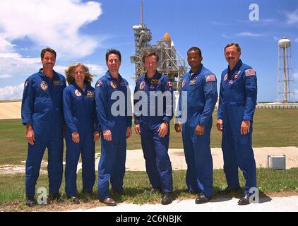 KENNEDY SPACE CENTER, Fla. -- l'equipaggio di volo STS-85 si pone al Launch Pad 39A durante una pausa nelle attività di Terminal Countdown Demonstration Test (TCDT) per quella missione. Sono (fila posteriore, da sinistra): Pilota Kent V. Rominger; Payload Commander N. Jan Davis; Mission Specialist Stephen K. Robinson; Payload Specialist Bjarni V. Tryggvason; Mission Specialist Robert L. Curbeam, Jr.; E il comandante Curtis L. Brown, Jr. Il carico utile primario a bordo dell'orbiter dello Space Shuttle Discovery è lo spettrometro a infrarossi criogenico e i telescopi per l'atmosfera-2 (CRISTA-SPAS-2). Altri payload sul th Foto Stock