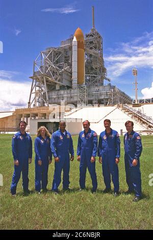 KENNEDY SPACE CENTER, Fla. -- l'equipaggio di volo STS-85 si pone di fronte alla scoperta dello Space Shuttle al Launch Pad 39A durante una pausa nelle attività del Terminal Countdown Demonstration Test (TCDT) per quella missione. Sono (da sinistra): Specialista di missione Stephen K. Robinson; comandante del carico di paga N. Jan Davis; specialista di missione Robert L. Curbeam, Jr.; comandante Curtis L. Brown, Jr.; pilota Kent V. Rominger; e specialista di carico di paga Bjarni V. Tryggvason. Foto Stock