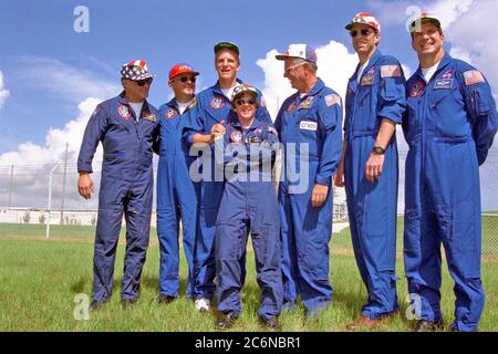 L'equipaggio della STS-86 gode di un momento rilassante mentre accoglie amici, famiglie e altri appassionati il giorno prima del lancio previsto del 25 settembre a bordo dello Space Shuttle Atlantis. Da sinistra sono lo Specialista Missione David A. Wolf; lo Specialista Missione Vladimir Georgievich Titov dell'Agenzia spaziale Russa; lo Specialista Missione Scott E. Parazynski; lo Specialista Missione Wendy B. Lawrence (che si appoggia a Parazynski); lo Specialista Missione Jean-Loup J.M. Chretien dell'Agenzia spaziale francese, CNES; comandante James D. Wetherbee; e pilota Michael J. Bloomfield. Foto Stock