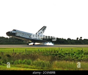 KENNEDY SPACE CENTER, Fla. -- l'orbiter Atlantis dello Space Shuttle tocca giù sulla pista 15 del KSC Shuttle Landing Facility (SLF) per completare la missione STS-86 di quasi 11 giorni. La marcia principale è stata toccata alle 17:55:09 EDT del 6 ottobre 1997. Il tempo trascorso dalla missione non ufficiale al passaggio alla marcia principale è stato di 10 giorni, 19 ore, 20 minuti e 50 secondi. Le prime due possibilità di atterraggio di domenica sono state sventate a causa delle preoccupazioni del tempo. La 87a missione Space Shuttle fu il 40° atterraggio dello Shuttle al KSC. Domenica sera, il programma Space Shuttle ha raggiunto una pietra miliare: Il volo totale tim Foto Stock