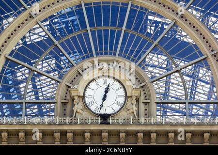 Keleti edificio principale stazione ferroviaria con grande orologio a Budapest, Ungheria Foto Stock